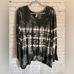 GreenTea Black/White Tie Dye Tunic